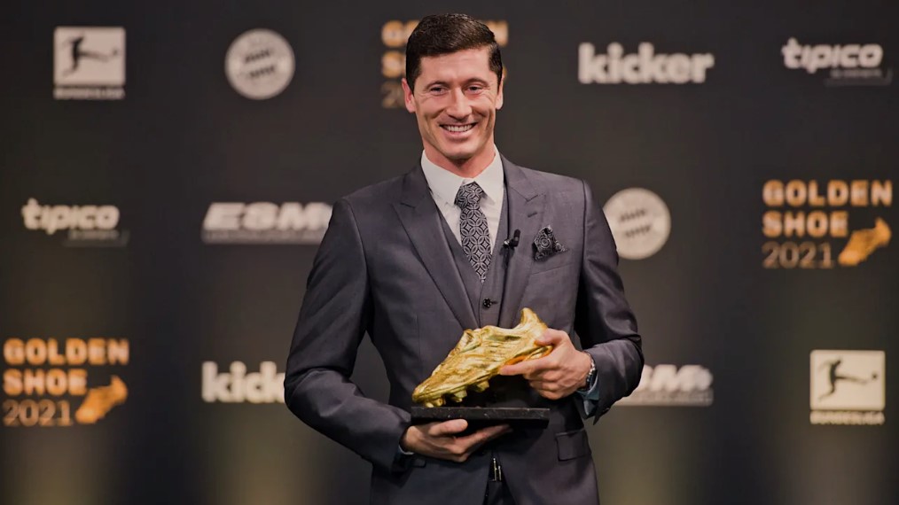 Lewandowski Menerima Sepatu Emas Eropa