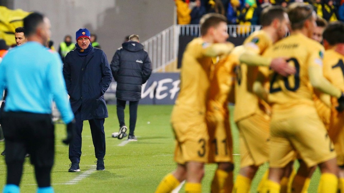 Dibantai 1-6, Supporter AS Roma Menyalahkan Mourinho