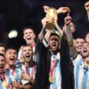 Lionel Messi Angkat Trofi Piala Dunia 2022