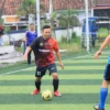 Kapolres Tasikmalaya Kota AKBP Aszhari Kurniawan menggiring bola saat laga persahabatan dengan rim Pokja Wartawan, Jumat (9/12/2022)