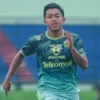 Febri Hariyadi menjalani sesi latiha jelang pertandingan Persib vs Arema FC tanpa penonton.