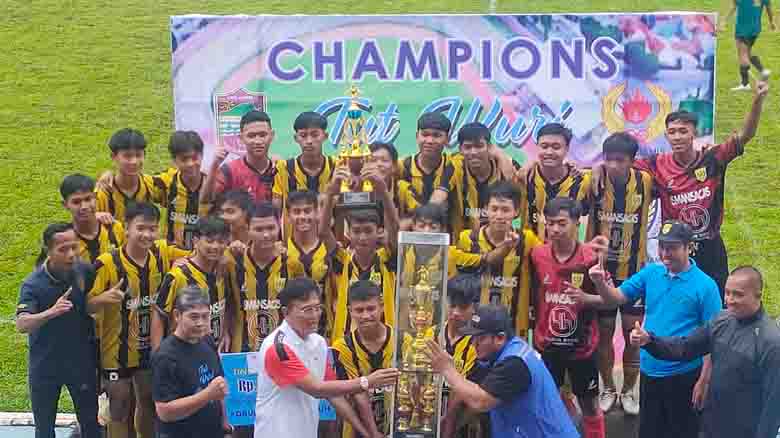 Bupati Ciamis Herdiat Sunarya menyerahkan piala kepada tim A SMAN 1 Ciamis yang menjuarai Tut Wuri Handayani Cup, Rabu (15/2/2023).