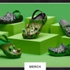 minecraft x crocs merupakan merchandise dari minecraft buat para pemain