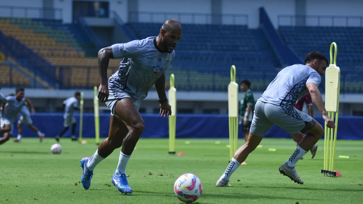 Perang taktik Persib vs Dewa United