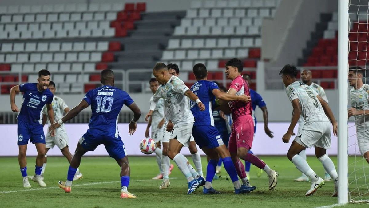 10 pemain Persib kalahkan PSIS Semarang